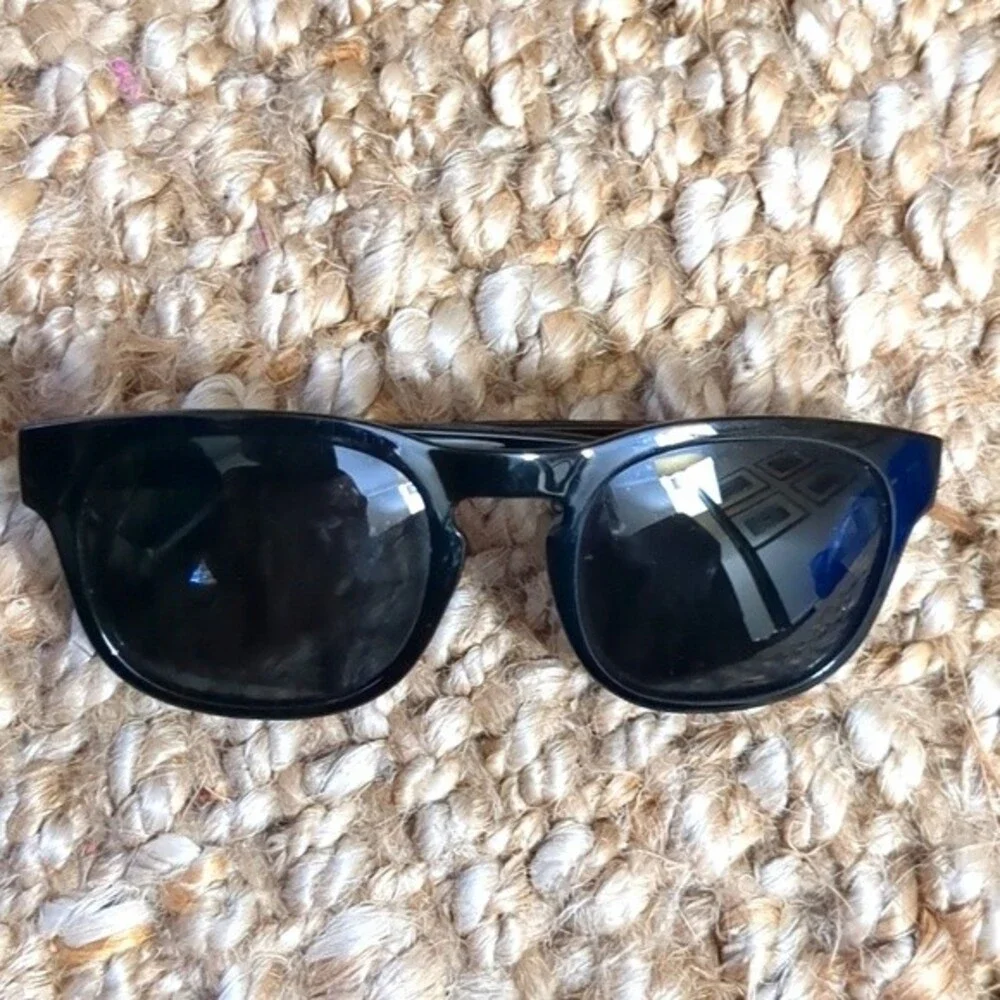 Kreedom Ripley Sunglasses flaw missing silver logo left side
